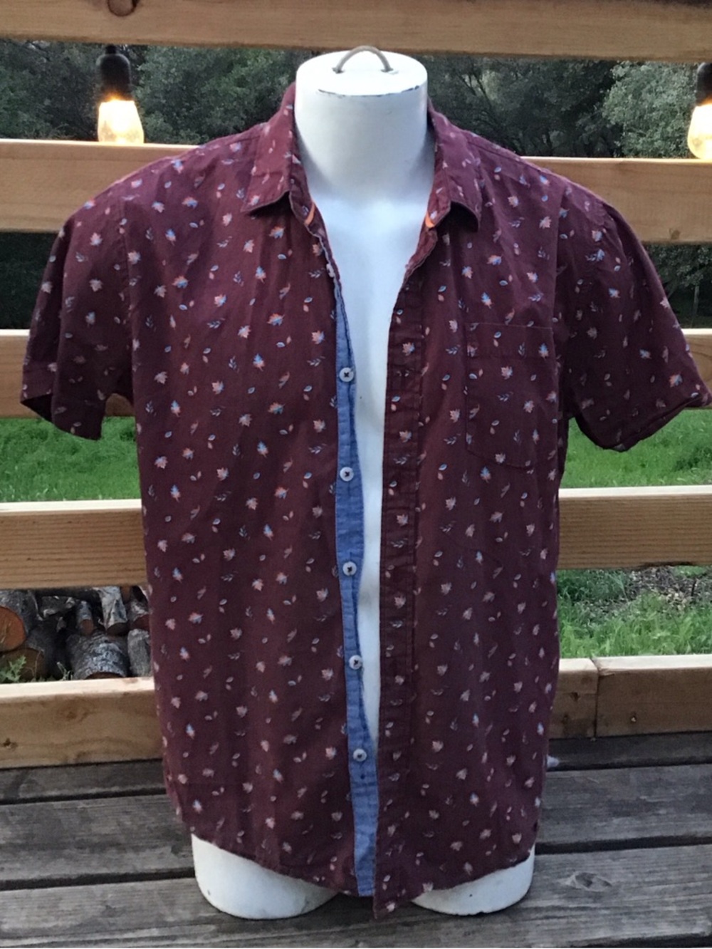 Casual Men's Short-Sleeve Button-Down Shirt in Burgundy with Micro Motif